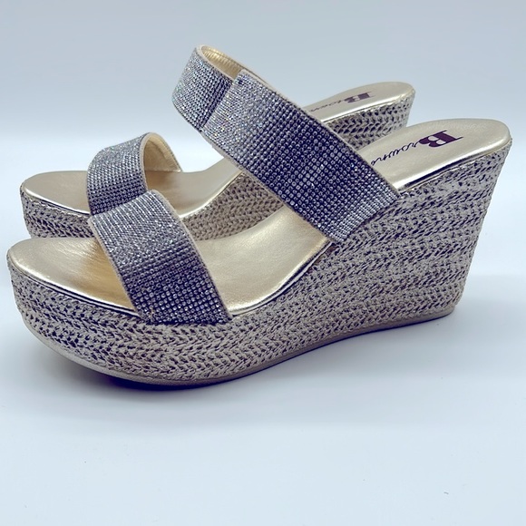 Ladies beautiful Gold and Crystal wedge sandals. They have never been worn. - Picture 7 of 7